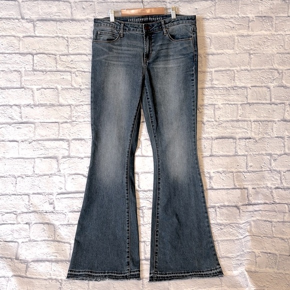 Articles of Society Low Rise Flare Leg Raw Hem Medium Wash Blue Jeans - Size 30 - Picture 11 of 14
